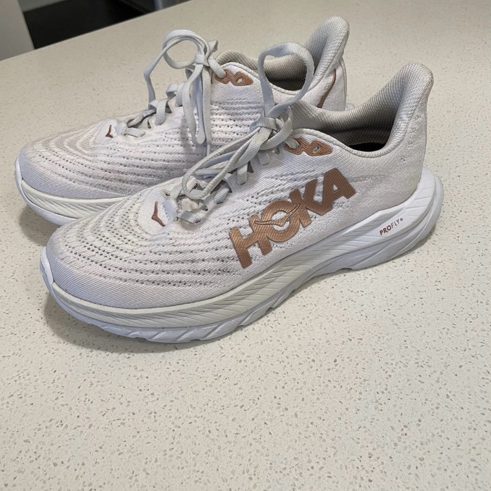 Hoka One One Mach 5 Women's Athletic Shoes in White and Bronze Size 7.5B